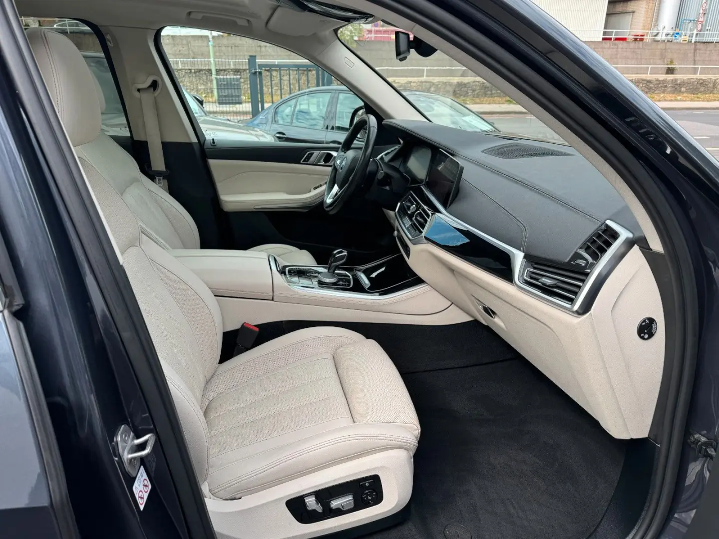 X5 xDrive 30 d xLine Sky Lounge - DVD im fond //