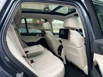 X5 xDrive 30 d xLine Sky Lounge - DVD im fond //