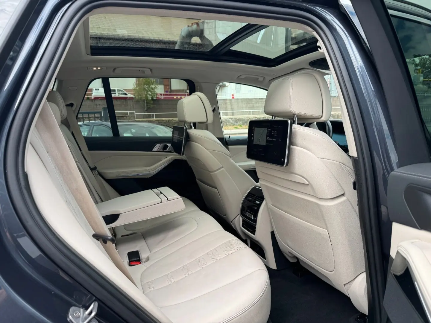 X5 xDrive 30 d xLine Sky Lounge - DVD im fond //