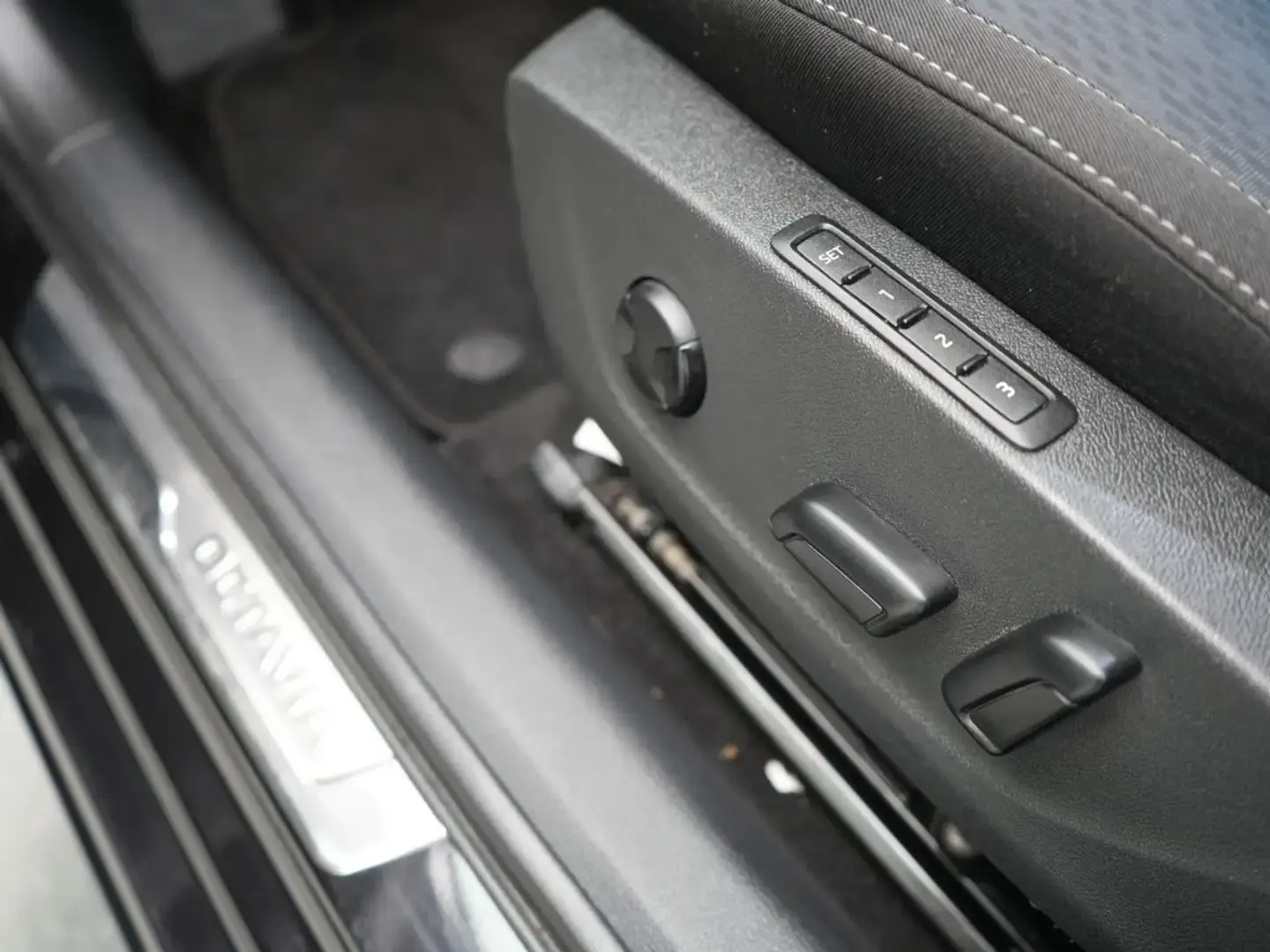 Skoda Octavia TSI First Edition DSG MEMORY SHZ