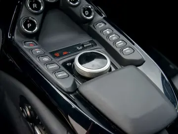 V8 Vantage
