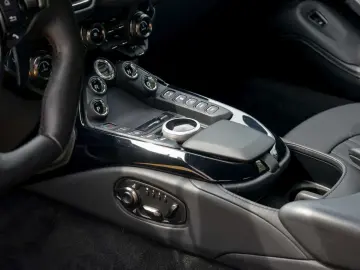 V8 Vantage