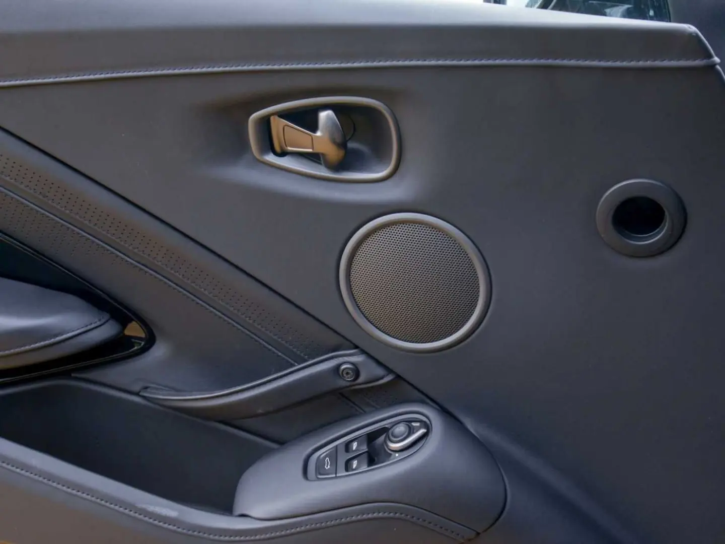 V8 Vantage