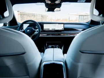 740d xDrive Limo/Massage/Clarity/Assistant/FULL