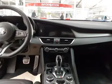 Giulia 2.0 Turbo Veloce Allrad AT NAVI Leder LED
