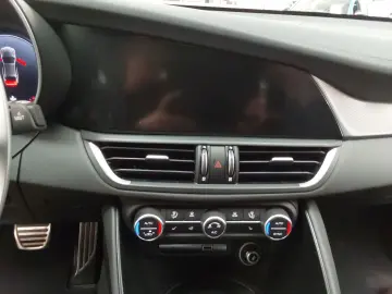 Giulia 2.0 Turbo Veloce Allrad AT NAVI Leder LED
