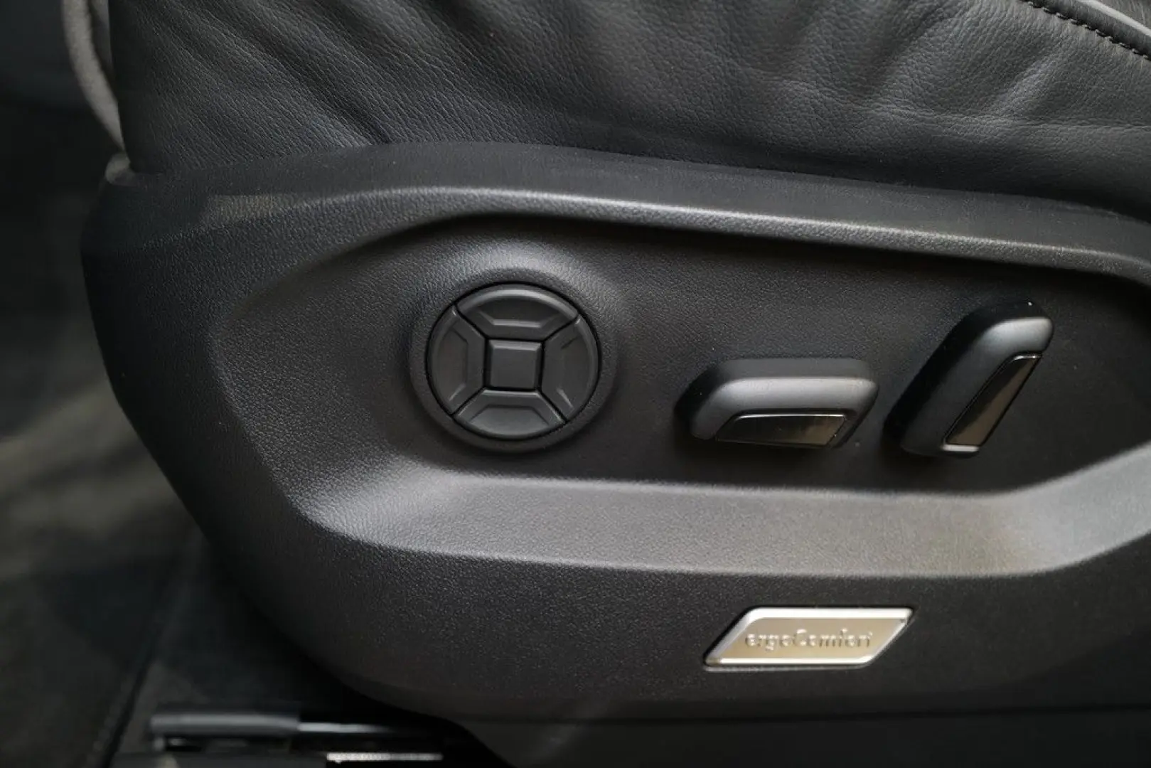 Touareg 3.0TDI R-Line Pano Dynaudio StdHz AHK Ke
