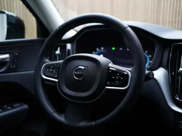 XC60 Plus Dark | R-Des | LED | APPLE | KAMERA