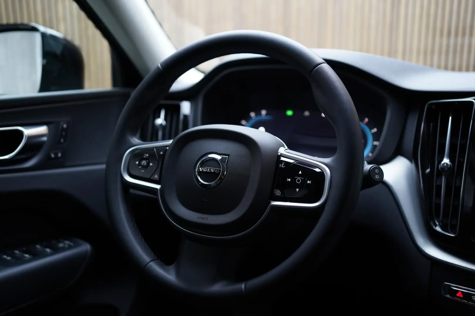 XC60 Plus Dark | R-Des | LED | APPLE | KAMERA