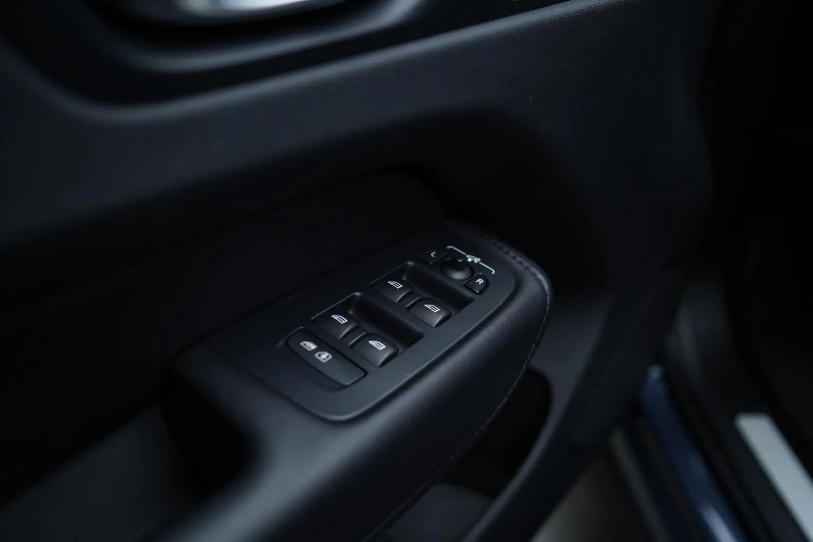 XC60 Plus Dark | R-Des | LED | APPLE | KAMERA