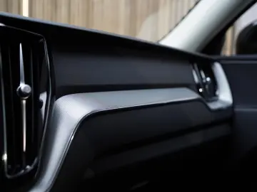 XC60 Plus Dark | R-Des | LED | APPLE | KAMERA