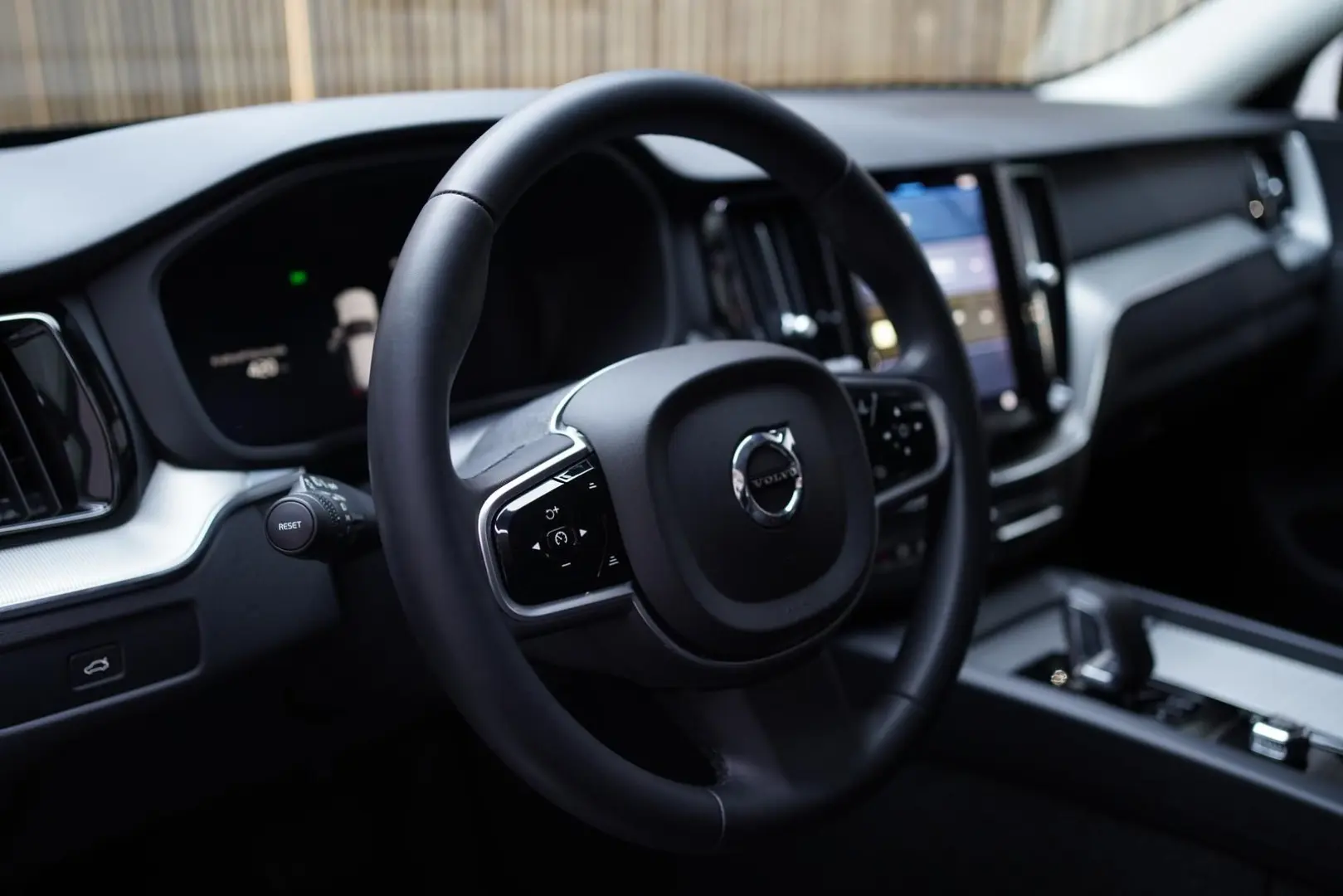 XC60 Plus Dark | R-Des | LED | APPLE | KAMERA
