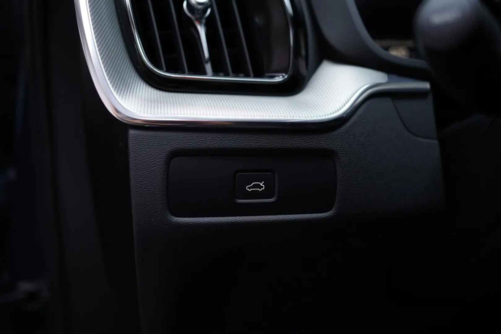 XC60 Plus Dark | R-Des | LED | APPLE | KAMERA