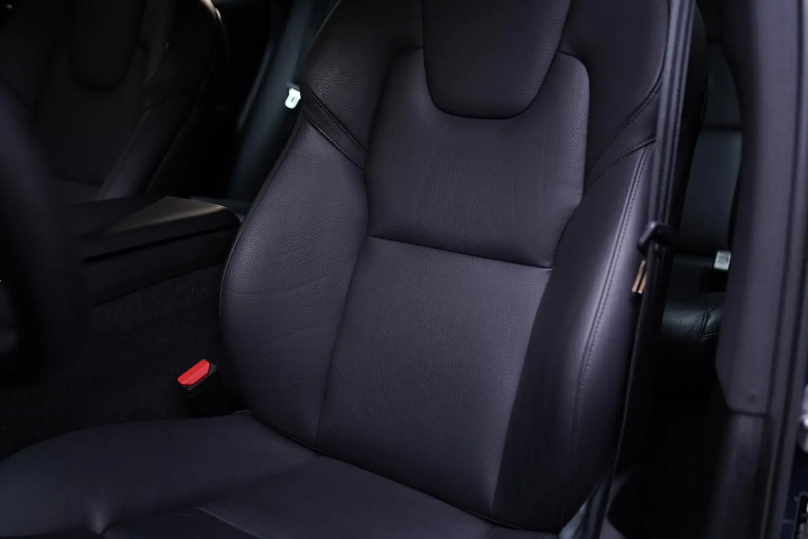 XC60 Plus Dark | R-Des | LED | APPLE | KAMERA