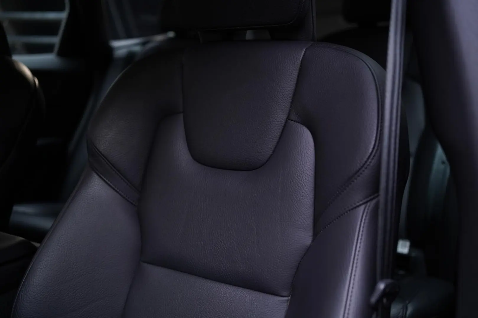 XC60 Plus Dark | R-Des | LED | APPLE | KAMERA