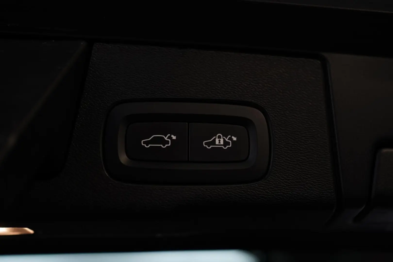 XC60 Plus Dark | R-Des | LED | APPLE | KAMERA