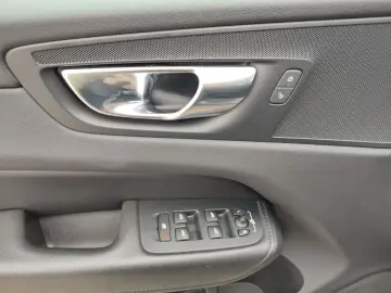 XC60 Momentum Pro 2WD B4 Diesel StandHZG AHK-kla