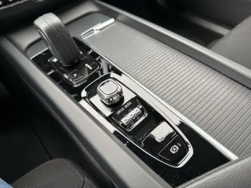 XC60 2.0 PHEV R-Design Expression Recharge Plug-