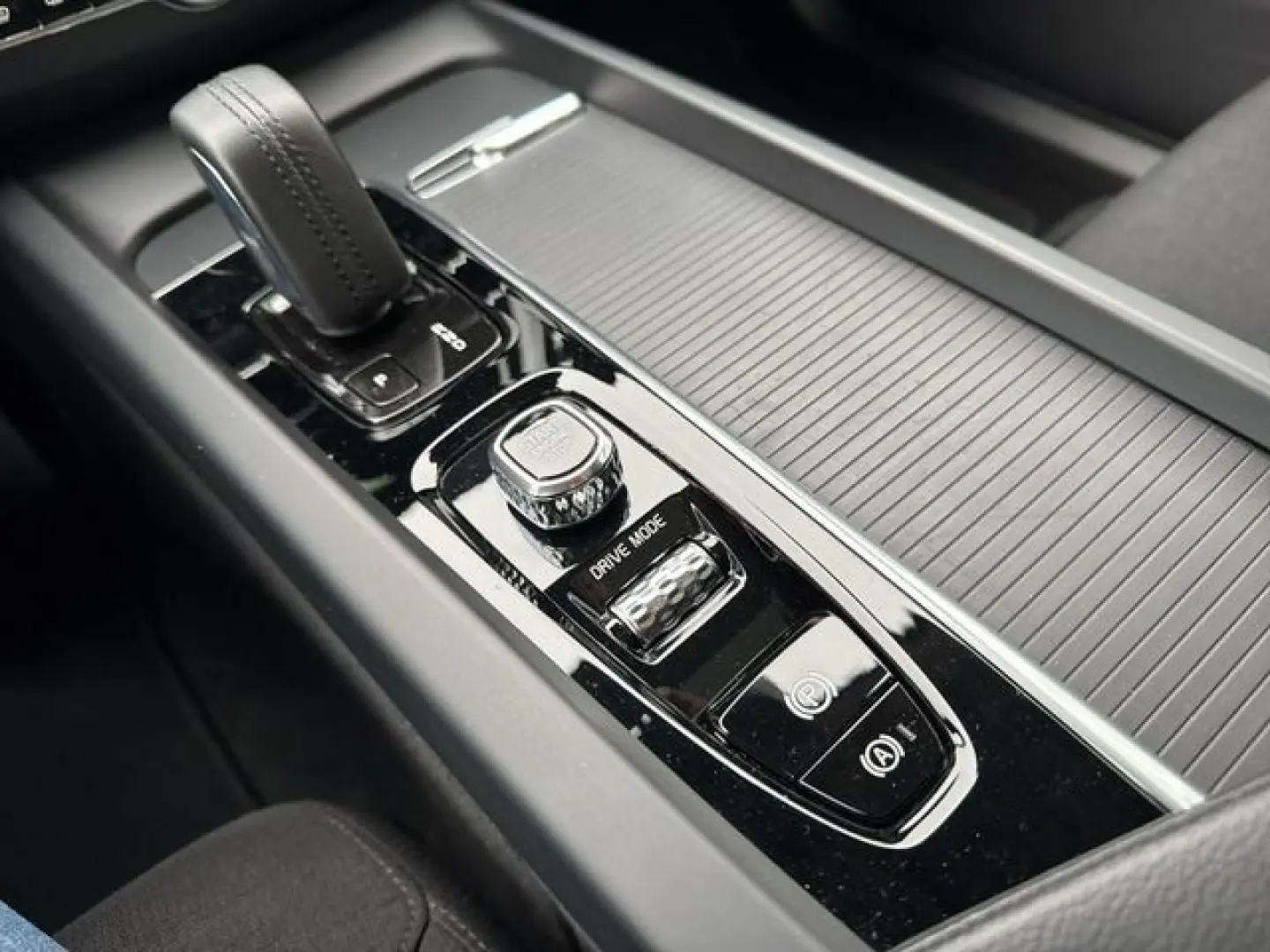 XC60 2.0 PHEV R-Design Expression Recharge Plug-