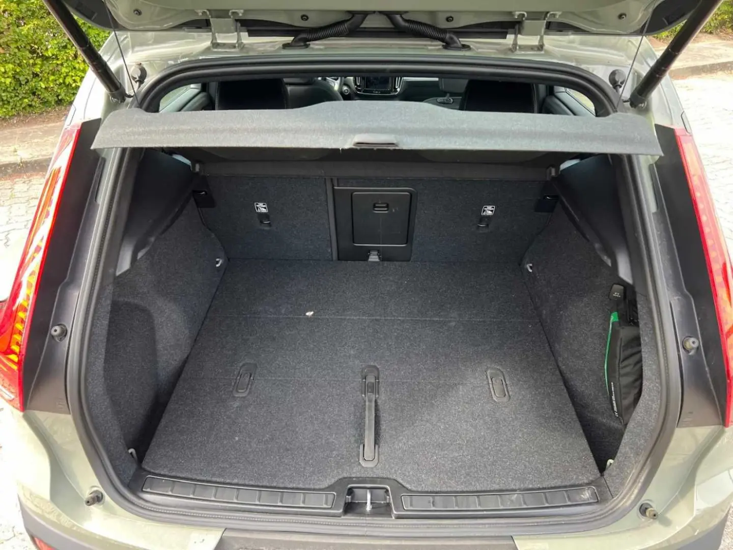 XC40 T2 2WD Plus Dark 360°/ AHK/ PANO
