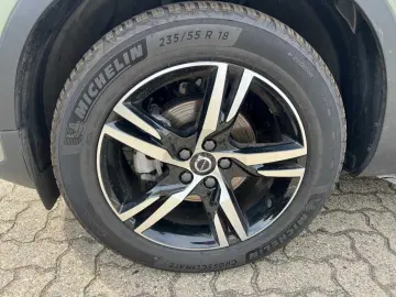 XC40 T2 2WD Plus Dark 360°/ AHK/ PANO