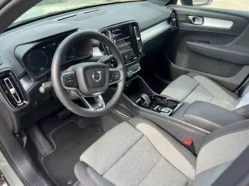 XC40 T2 2WD Plus Dark 360°/ AHK/ PANO