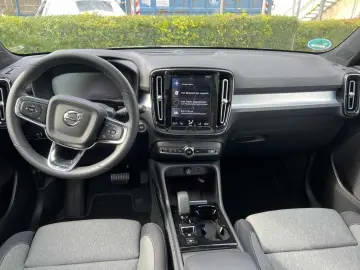 XC40 T2 2WD Plus Dark 360°/ AHK/ PANO