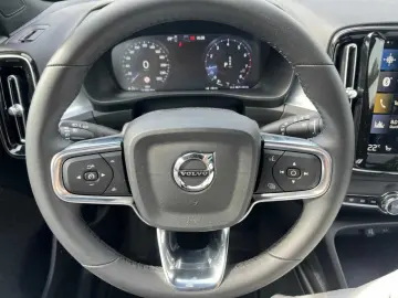 XC40 T2 2WD Plus Dark 360°/ AHK/ PANO