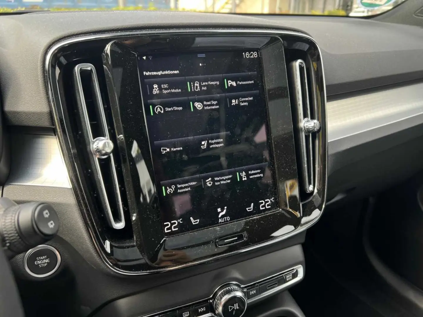 XC40 T2 2WD Plus Dark 360°/ AHK/ PANO