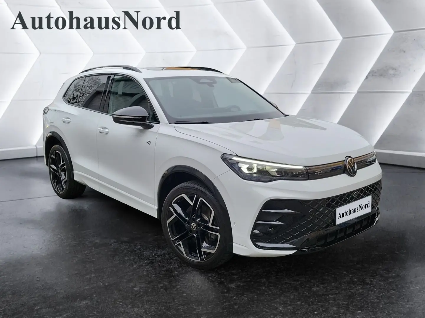Tiguan 2.0 TDI R-Line 4x4*PAN*BLACK/NP:72.800¤ S