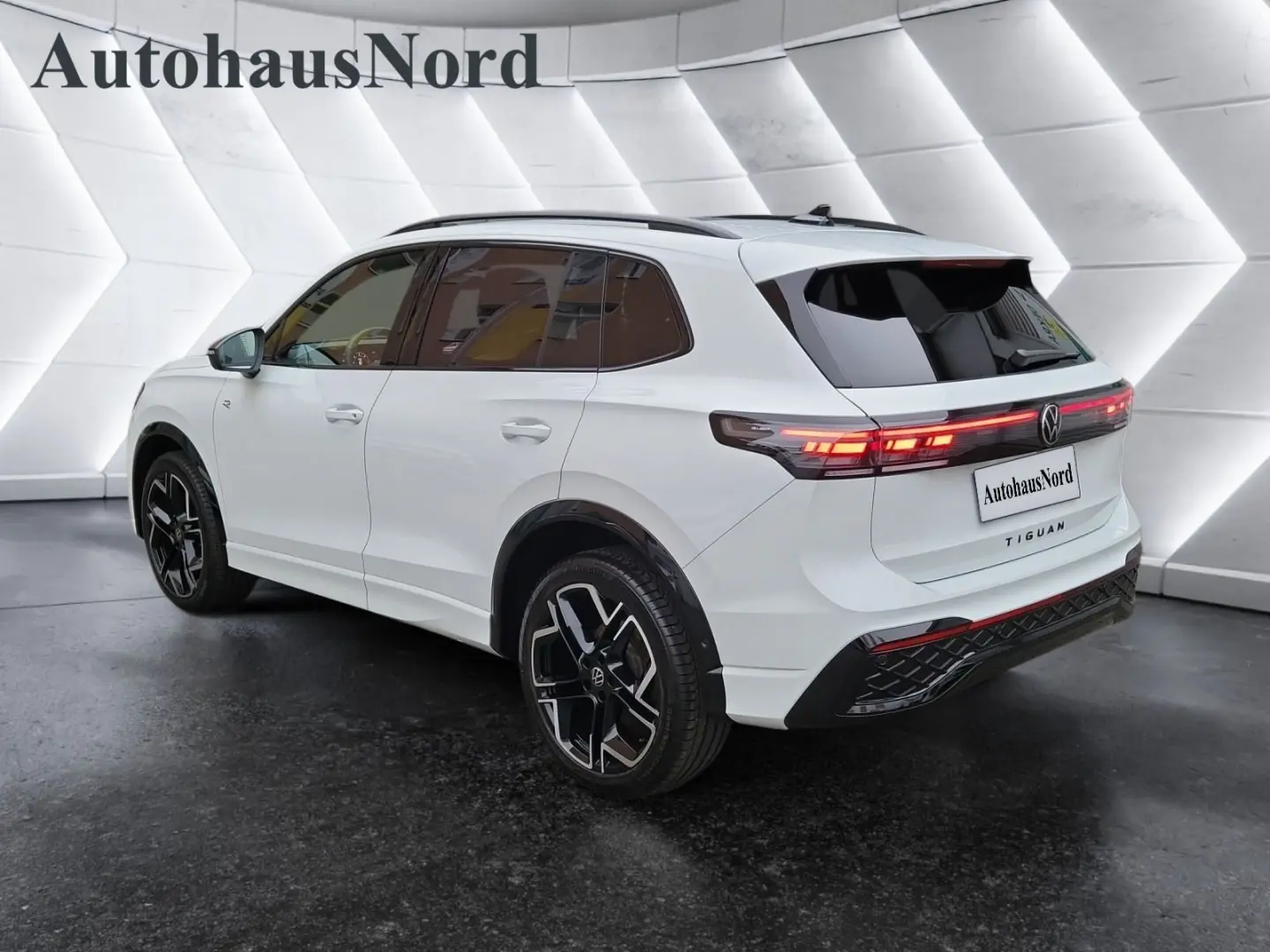 Tiguan 2.0 TDI R-Line 4x4*PAN*BLACK/NP:72.800¤ S