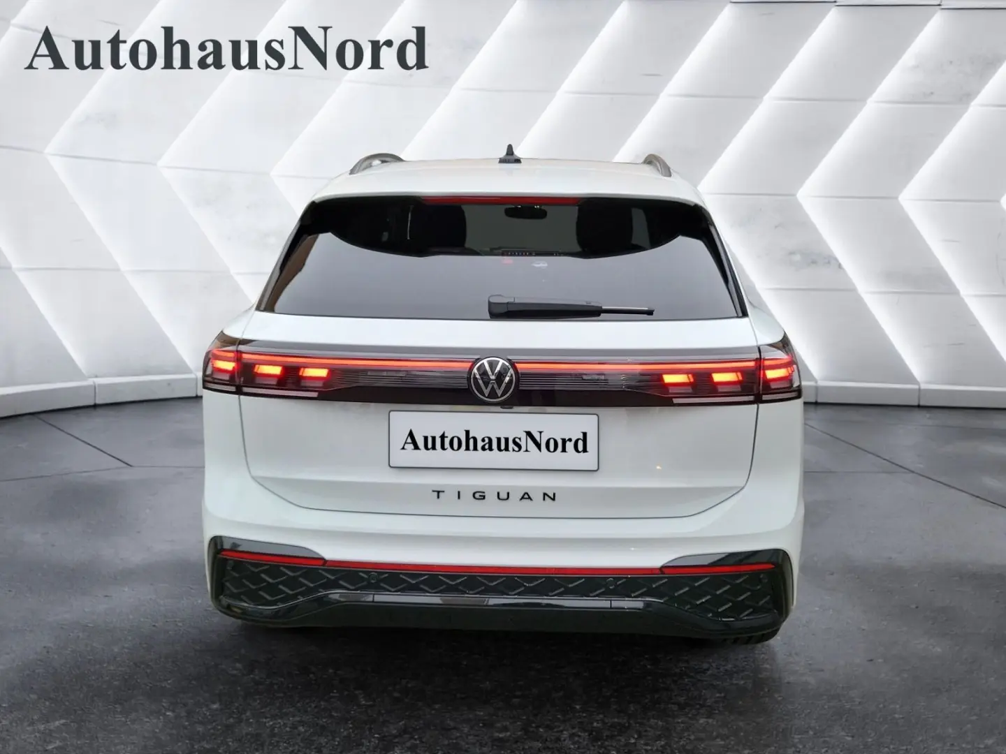 Tiguan 2.0 TDI R-Line 4x4*PAN*BLACK/NP:72.800¤ S