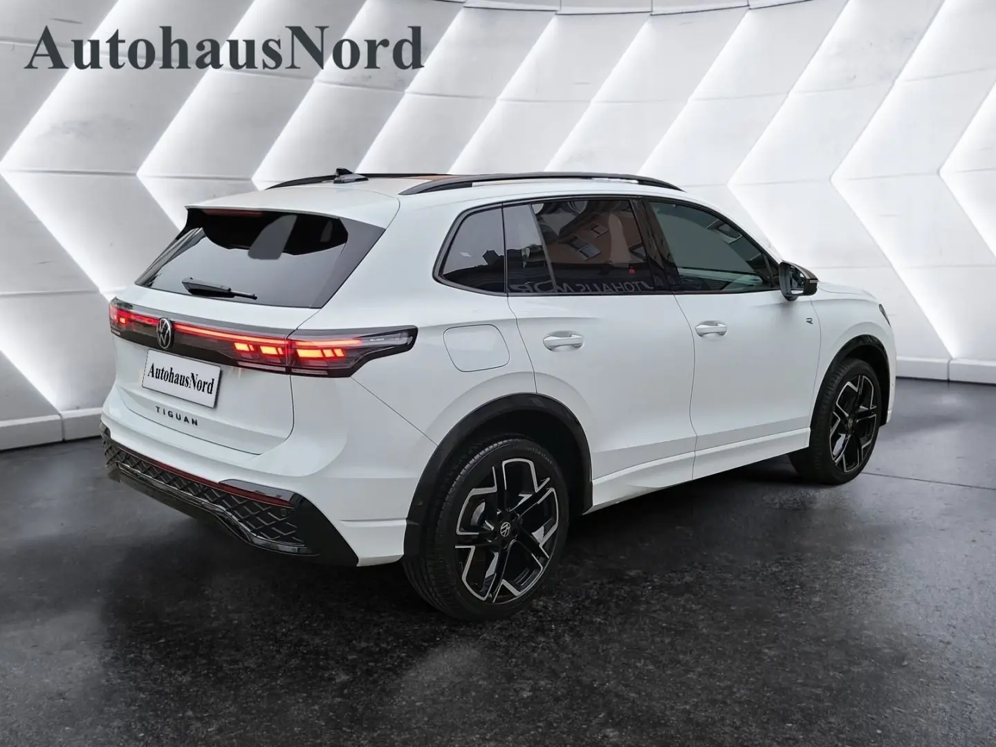Tiguan 2.0 TDI R-Line 4x4*PAN*BLACK/NP:72.800¤ S