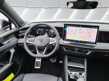 Tiguan 2.0 TDI R-Line 4x4*PAN*BLACK/NP:72.800¤ S