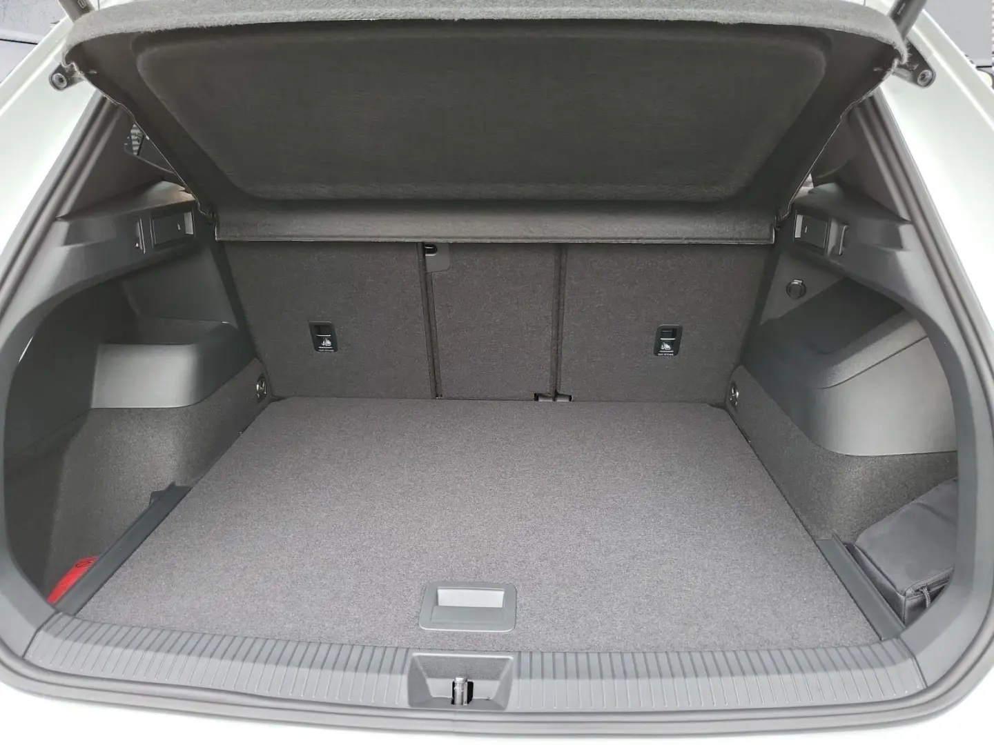 Tiguan 2.0 TDI R-Line 4x4*PAN*BLACK/NP:72.800¤ S