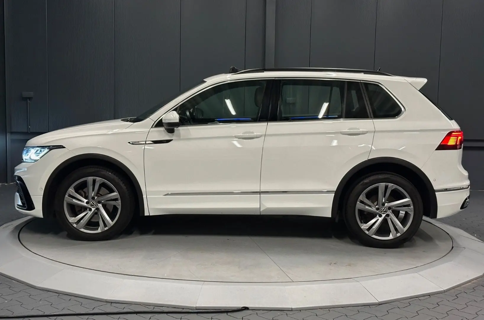 Tiguan R-Line 4Motion*19Zoll*PANORAMA*MATRIX*AHK