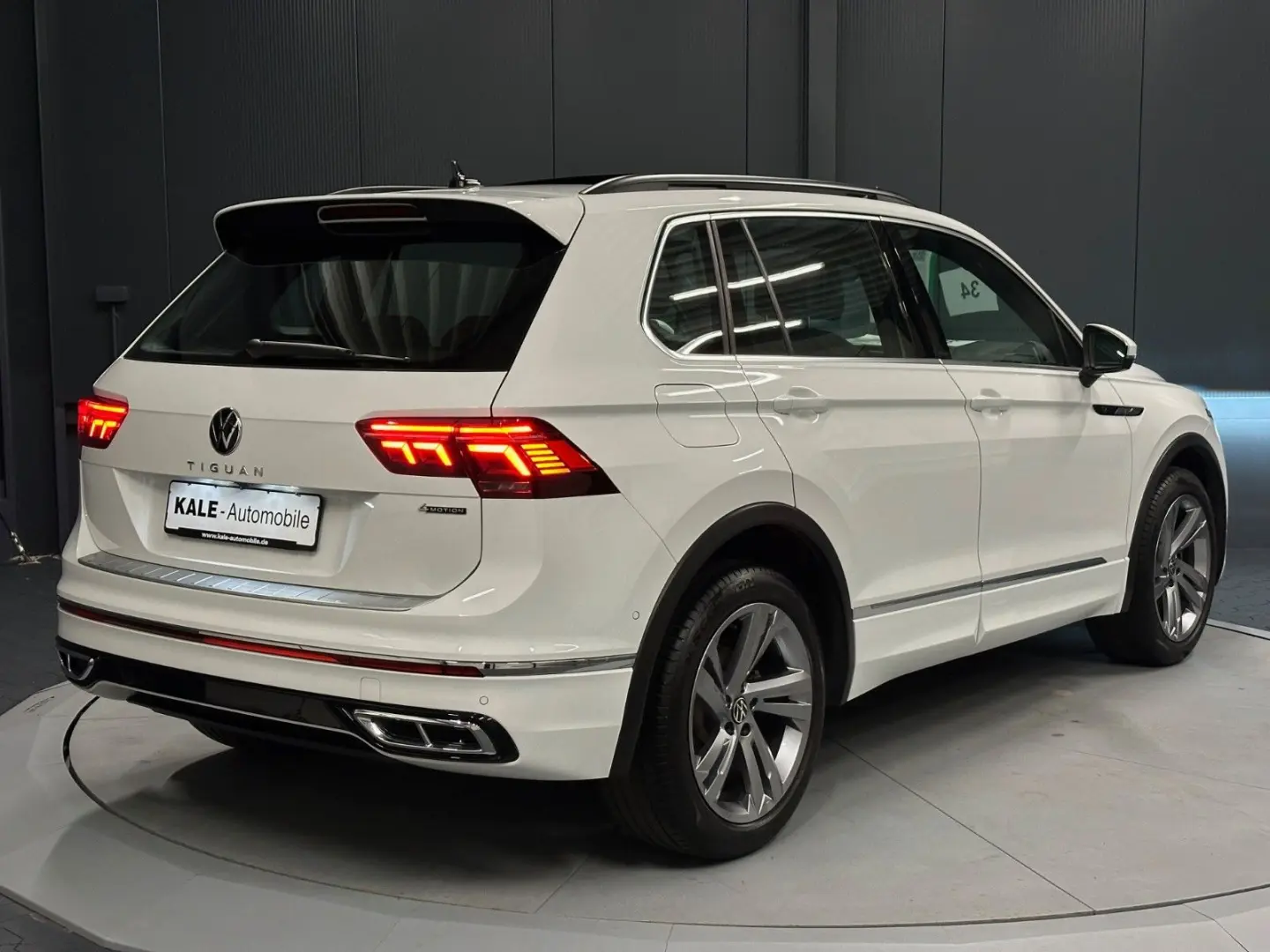 Tiguan R-Line 4Motion*19Zoll*PANORAMA*MATRIX*AHK