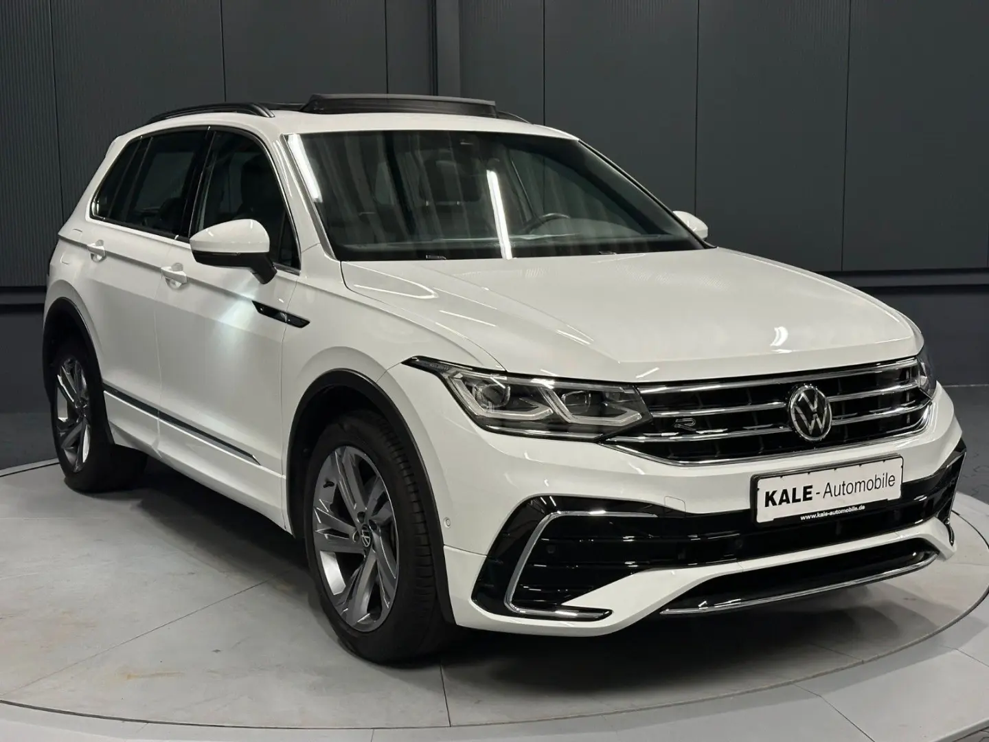 Tiguan R-Line 4Motion*19Zoll*PANORAMA*MATRIX*AHK