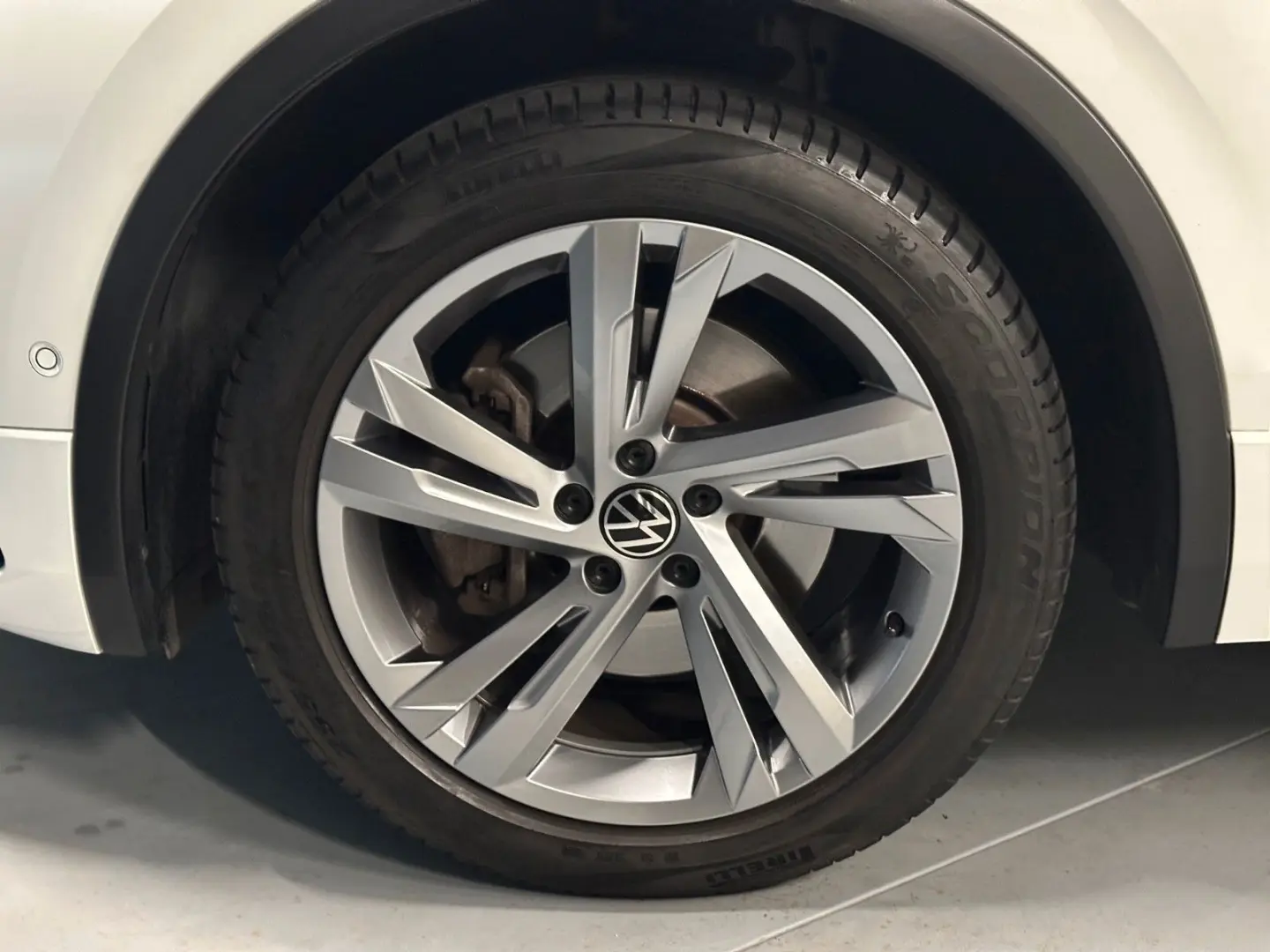 Tiguan R-Line 4Motion*19Zoll*PANORAMA*MATRIX*AHK