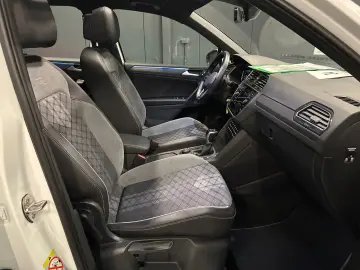 Tiguan R-Line 4Motion*19Zoll*PANORAMA*MATRIX*AHK