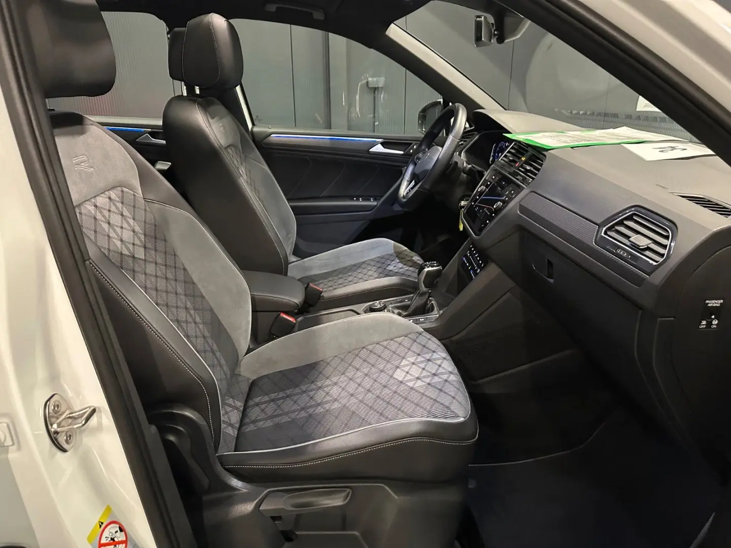 Tiguan R-Line 4Motion*19Zoll*PANORAMA*MATRIX*AHK