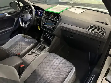 Tiguan R-Line 4Motion*19Zoll*PANORAMA*MATRIX*AHK