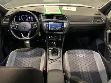 Tiguan R-Line 4Motion*19Zoll*PANORAMA*MATRIX*AHK