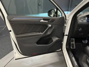 Tiguan R-Line 4Motion*19Zoll*PANORAMA*MATRIX*AHK