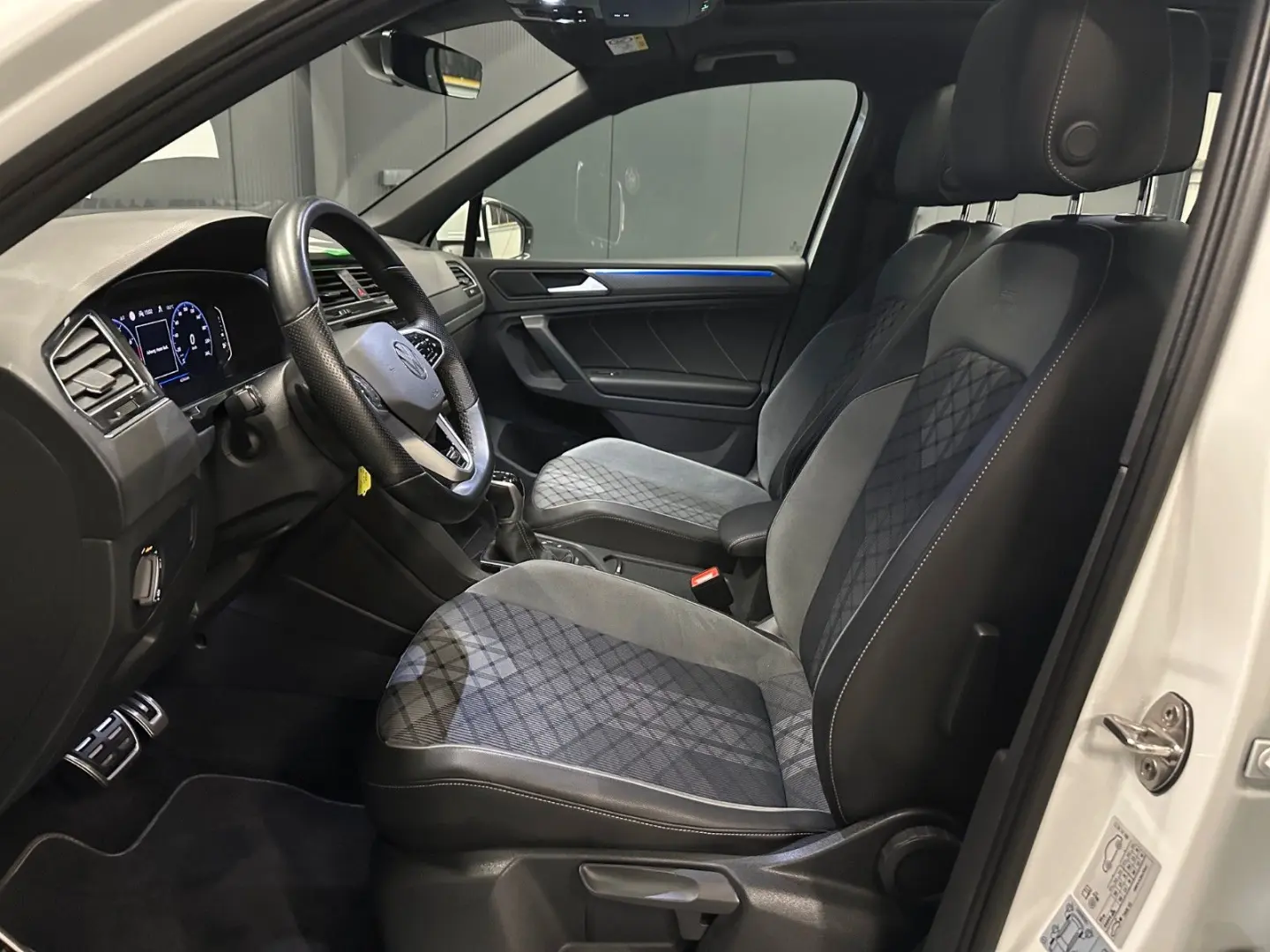 Tiguan R-Line 4Motion*19Zoll*PANORAMA*MATRIX*AHK