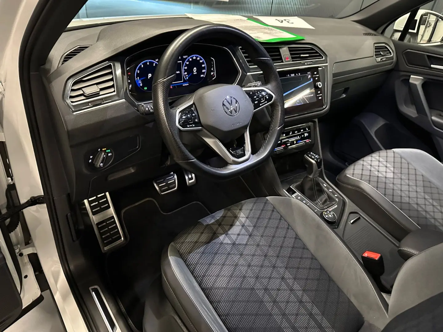 Tiguan R-Line 4Motion*19Zoll*PANORAMA*MATRIX*AHK