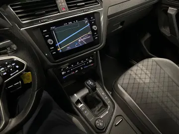 Tiguan R-Line 4Motion*19Zoll*PANORAMA*MATRIX*AHK