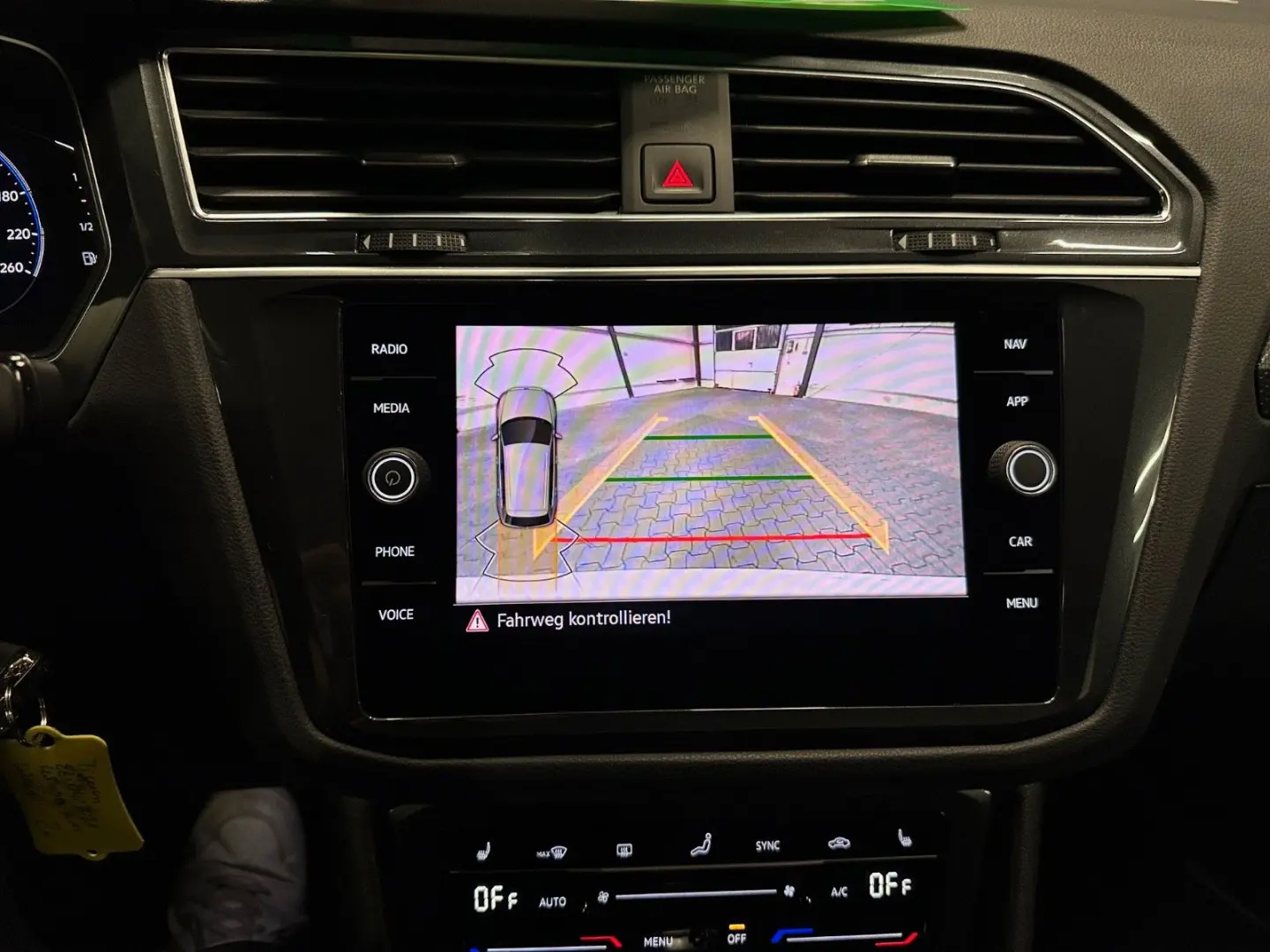 Tiguan R-Line 4Motion*19Zoll*PANORAMA*MATRIX*AHK