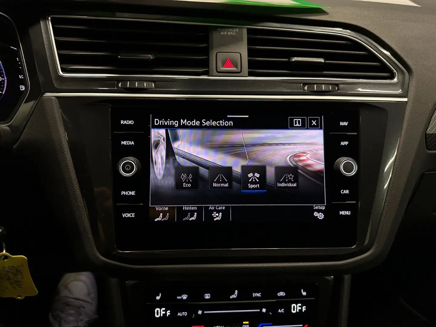 Tiguan R-Line 4Motion*19Zoll*PANORAMA*MATRIX*AHK