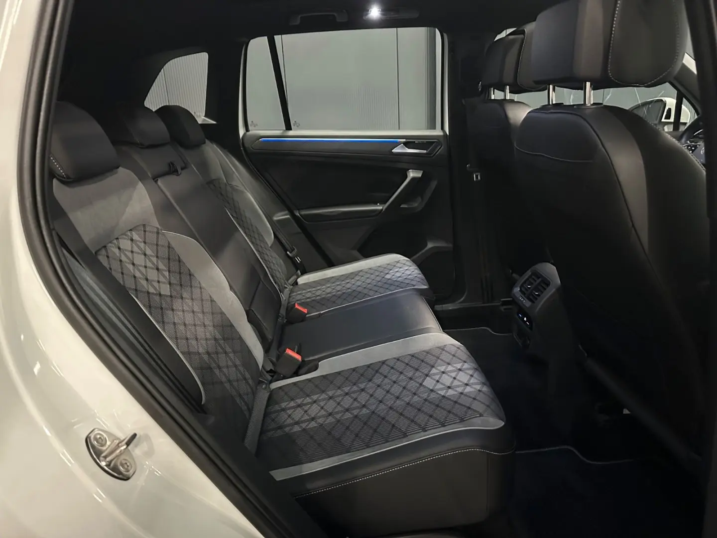 Tiguan R-Line 4Motion*19Zoll*PANORAMA*MATRIX*AHK